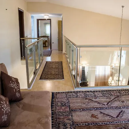 Luxury With Great Views Near Airport 别墅